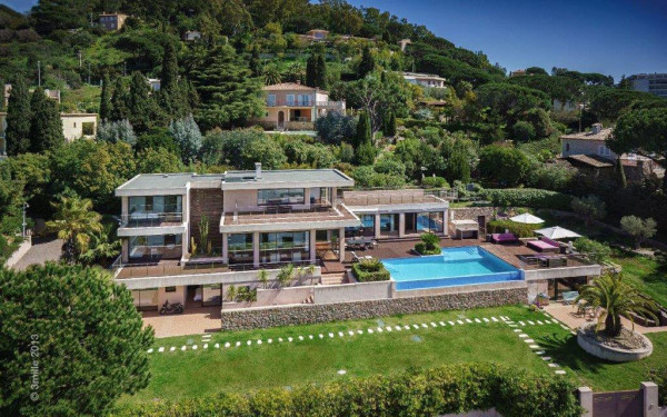 villa in Cannes : Modern 5 bedroom, 4 bathroom villa to rent in Cannes with sea views and care taker - Photo 1