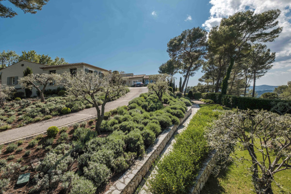 villa in Mougins : Rent incredible and unique villa in Mougins with 360 views - Photo 45