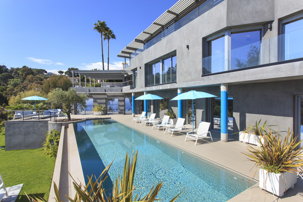 villa in Cannes : Rent modern 6 bedroom villa with swimming pool and sea view in the heights of Cannes - Photo 46