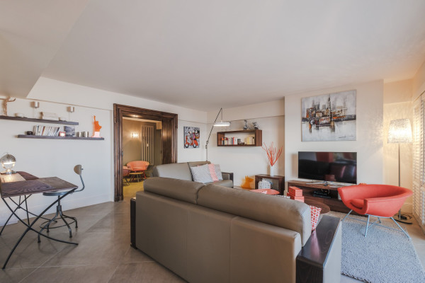 apartment in Cannes : Rent stunning 2 bedroom apartment on the sea front in Cannes, a few steps from the Croisette and the rue d'Antibes - Photo 3