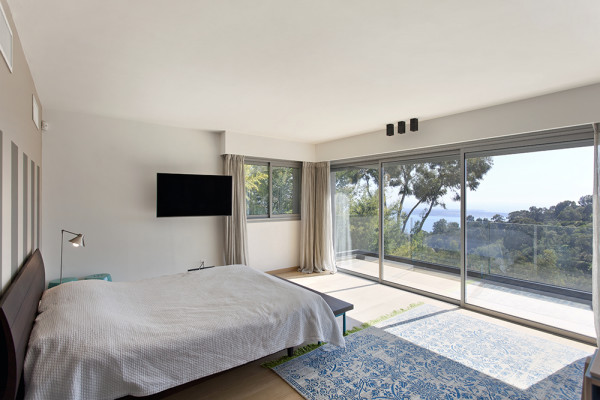 villa in Cannes : Rent modern 6 bedroom villa with swimming pool and sea view in the heights of Cannes - Photo 30