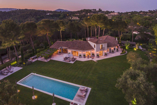 villa in Mougins : Rent incredible and unique villa in Mougins with 360 views - Photo 1