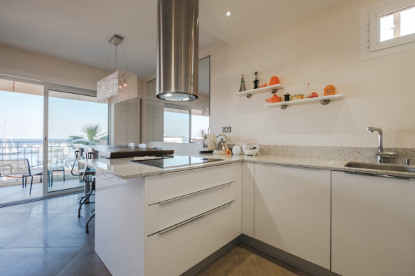 apartment in Cannes : Rent stunning 2 bedroom apartment on the sea front in Cannes, a few steps from the Croisette and the rue d'Antibes - Photo 9