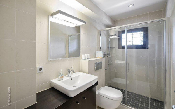 villa in Cannes : Modern 5 bedroom, 4 bathroom villa to rent in Cannes with sea views and care taker - Photo 19