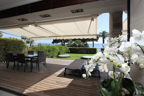 apartment in Cannes : Rent the Croisette's most stunning Penthouse with huge gardens and sea views - Photo 17