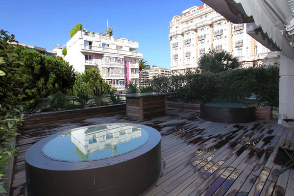 apartment in Cannes : Rent the Croisette's most stunning Penthouse with huge gardens and sea views - Photo 38