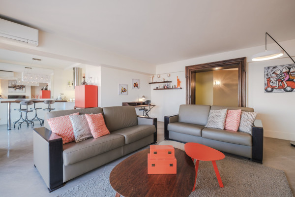 apartment in Cannes : Rent stunning 2 bedroom apartment on the sea front in Cannes, a few steps from the Croisette and the rue d'Antibes - Photo 2