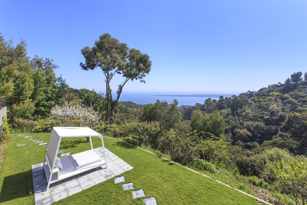 villa in Cannes : Rent modern 6 bedroom villa with swimming pool and sea view in the heights of Cannes - Photo 50