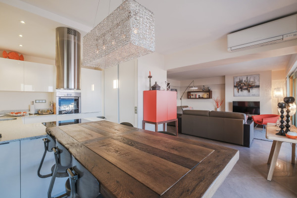 apartment in Cannes : Rent stunning 2 bedroom apartment on the sea front in Cannes, a few steps from the Croisette and the rue d'Antibes - Photo 8