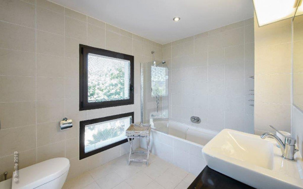 villa in Cannes : Modern 5 bedroom, 4 bathroom villa to rent in Cannes with sea views and care taker - Photo 17