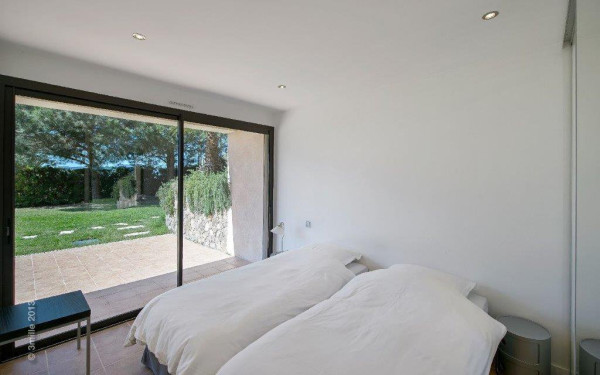 villa in Cannes : Modern 5 bedroom, 4 bathroom villa to rent in Cannes with sea views and care taker - Photo 18