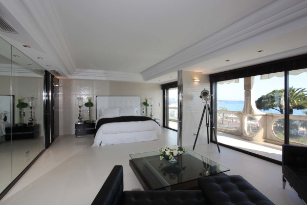 apartment in Cannes : Rent the Croisette's most stunning Penthouse with huge gardens and sea views - Photo 8