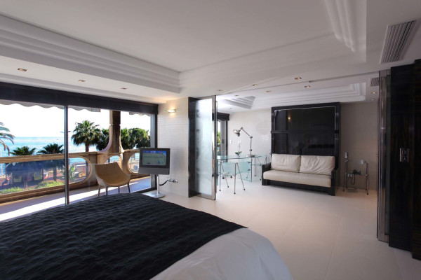 apartment in Cannes : Rent the Croisette's most stunning Penthouse with huge gardens and sea views - Photo 32