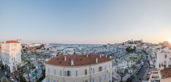apartment in Cannes : Rent stunning 2 bedroom apartment on the sea front in Cannes, a few steps from the Croisette and the rue d'Antibes - Photo 14