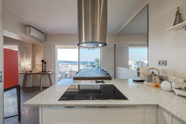 apartment in Cannes : Rent stunning 2 bedroom apartment on the sea front in Cannes, a few steps from the Croisette and the rue d'Antibes - Photo 15
