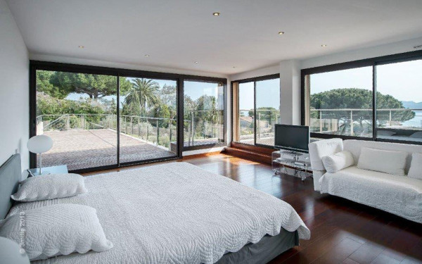 villa in Cannes : Modern 5 bedroom, 4 bathroom villa to rent in Cannes with sea views and care taker - Photo 6