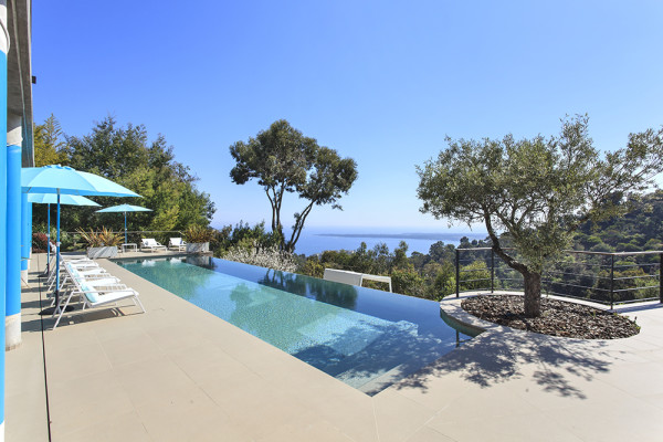 villa in Cannes : Rent modern 6 bedroom villa with swimming pool and sea view in the heights of Cannes - Photo 32