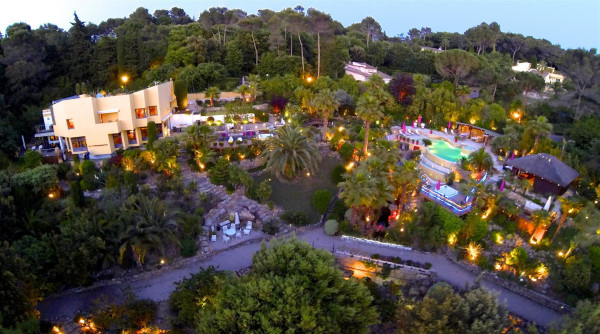 villa in Mougins : Rent Villa with Magnificent Grounds in Mougins - Photo 1
