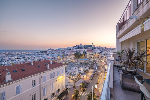 apartment in Cannes : Rent stunning 2 bedroom apartment on the sea front in Cannes, a few steps from the Croisette and the rue d'Antibes - Photo 0