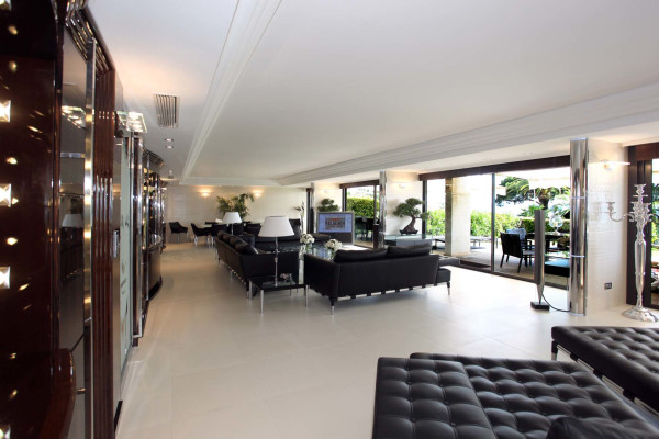 apartment in Cannes : Rent the Croisette's most stunning Penthouse with huge gardens and sea views - Photo 6