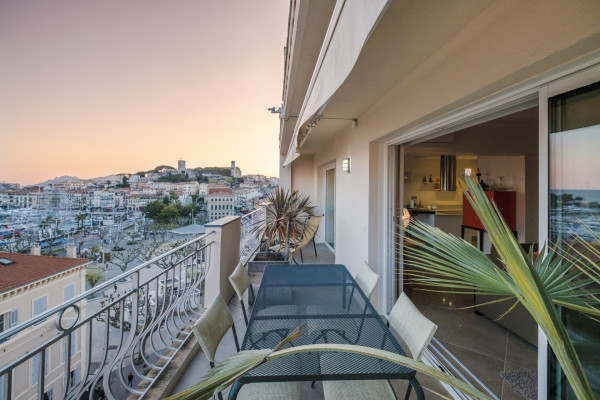 apartment in Cannes : Rent stunning 2 bedroom apartment on the sea front in Cannes, a few steps from the Croisette and the rue d'Antibes - Photo 21