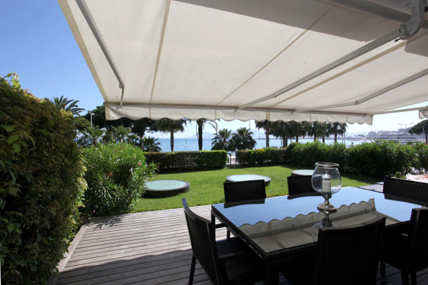 apartment in Cannes : Rent the Croisette's most stunning Penthouse with huge gardens and sea views - Photo 3