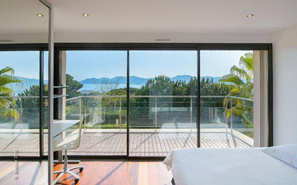 villa in Cannes : Modern 5 bedroom, 4 bathroom villa to rent in Cannes with sea views and care taker - Photo 11