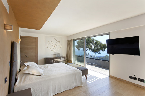 villa in Cannes : Rent modern 6 bedroom villa with swimming pool and sea view in the heights of Cannes - Photo 16