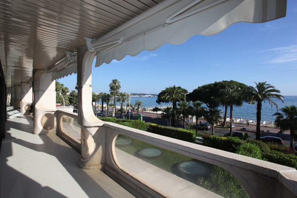 apartment in Cannes : Rent the Croisette's most stunning Penthouse with huge gardens and sea views - Photo 40
