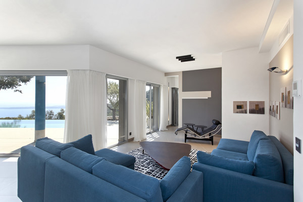 villa in Cannes : Rent modern 6 bedroom villa with swimming pool and sea view in the heights of Cannes - Photo 3