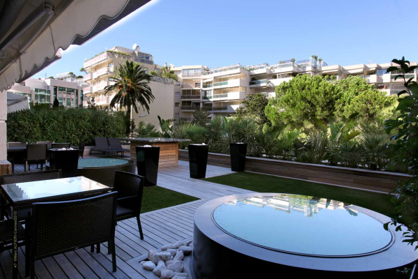 apartment in Cannes : Rent the Croisette's most stunning Penthouse with huge gardens and sea views - Photo 44