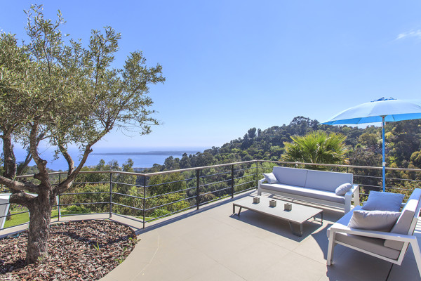 villa in Cannes : Rent modern 6 bedroom villa with swimming pool and sea view in the heights of Cannes - Photo 45