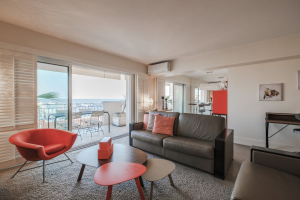 apartment in Cannes : Rent stunning 2 bedroom apartment on the sea front in Cannes, a few steps from the Croisette and the rue d'Antibes - Photo 5
