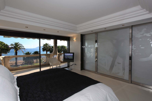 apartment in Cannes : Rent the Croisette's most stunning Penthouse with huge gardens and sea views - Photo 9