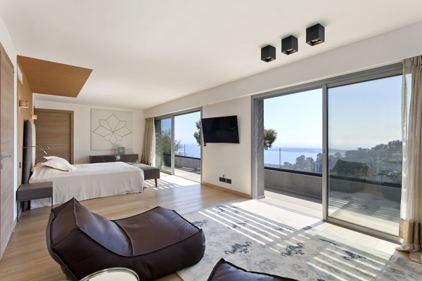 villa in Cannes : Rent modern 6 bedroom villa with swimming pool and sea view in the heights of Cannes - Photo 25