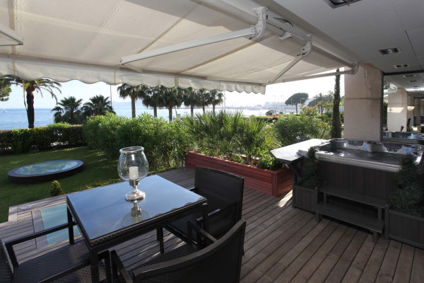 apartment in Cannes : Rent the Croisette's most stunning Penthouse with huge gardens and sea views - Photo 16