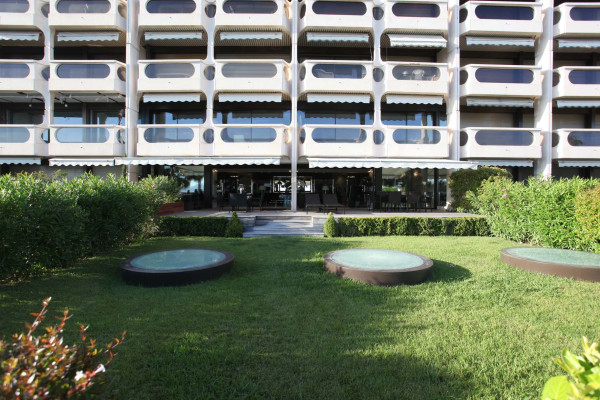 apartment in Cannes : Rent the Croisette's most stunning Penthouse with huge gardens and sea views - Photo 13