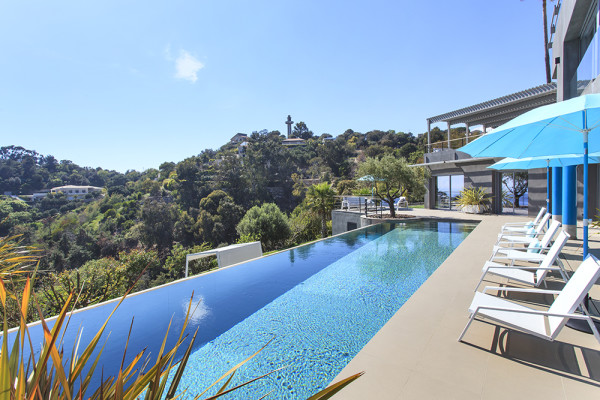 villa in Cannes : Rent modern 6 bedroom villa with swimming pool and sea view in the heights of Cannes - Photo 43