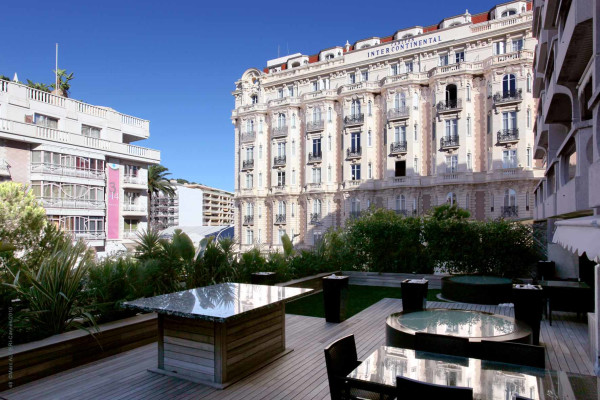 apartment in Cannes : Rent the Croisette's most stunning Penthouse with huge gardens and sea views - Photo 45