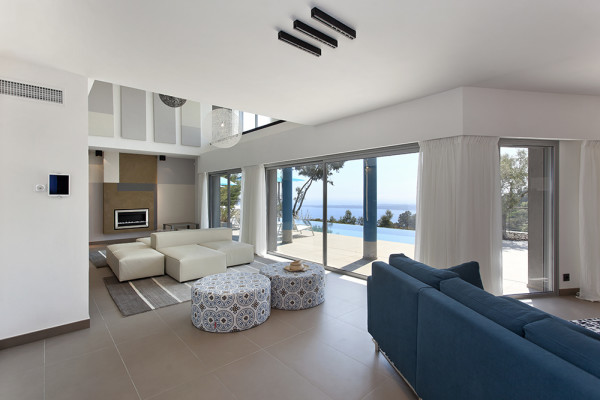 villa in Cannes : Rent modern 6 bedroom villa with swimming pool and sea view in the heights of Cannes - Photo 2