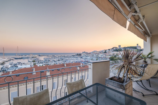 apartment in Cannes : Rent stunning 2 bedroom apartment on the sea front in Cannes, a few steps from the Croisette and the rue d'Antibes - Photo 20