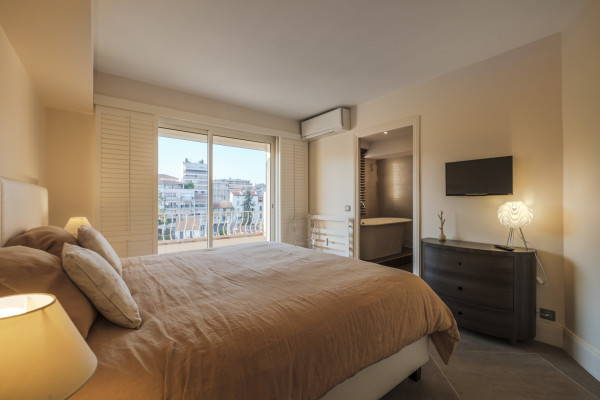 apartment in Cannes : Rent stunning 2 bedroom apartment on the sea front in Cannes, a few steps from the Croisette and the rue d'Antibes - Photo 6