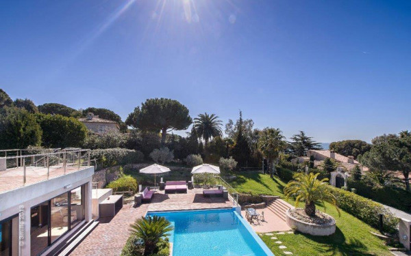 villa in Cannes : Modern 5 bedroom, 4 bathroom villa to rent in Cannes with sea views and care taker - Photo 9