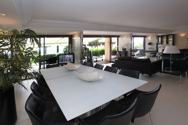 apartment in Cannes : Rent the Croisette's most stunning Penthouse with huge gardens and sea views - Photo 10