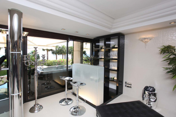apartment in Cannes : Rent the Croisette's most stunning Penthouse with huge gardens and sea views - Photo 11