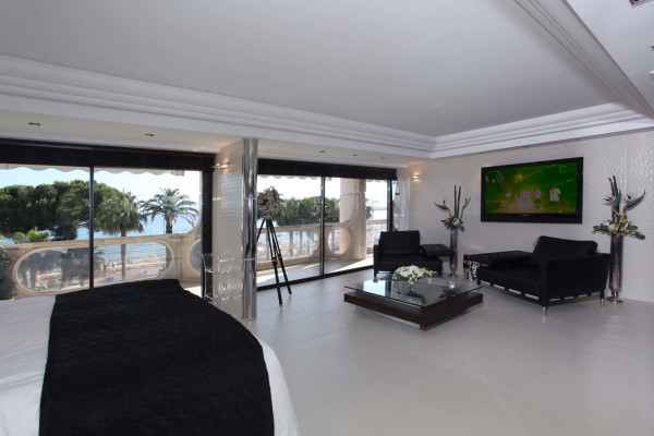 apartment in Cannes : Rent the Croisette's most stunning Penthouse with huge gardens and sea views - Photo 30