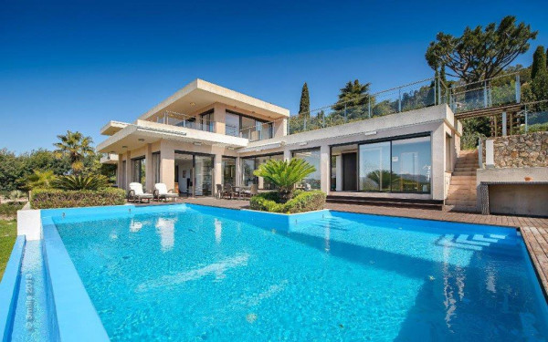 villa in Cannes : Modern 5 bedroom, 4 bathroom villa to rent in Cannes with sea views and care taker - Photo 0