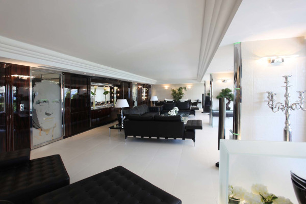 apartment in Cannes : Rent the Croisette's most stunning Penthouse with huge gardens and sea views - Photo 2