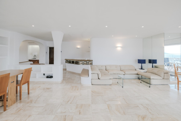 office in Cannes : Rent this huge office / event space located across the street from the Palais with sea view and spacious terrace.  Perfect for banners. - Photo 4