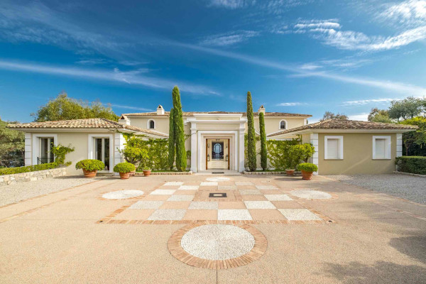 villa in Cannes : Rent Majestic 10 bedroom villa with enormous grounds located in the hills of Cannes - Photo 68